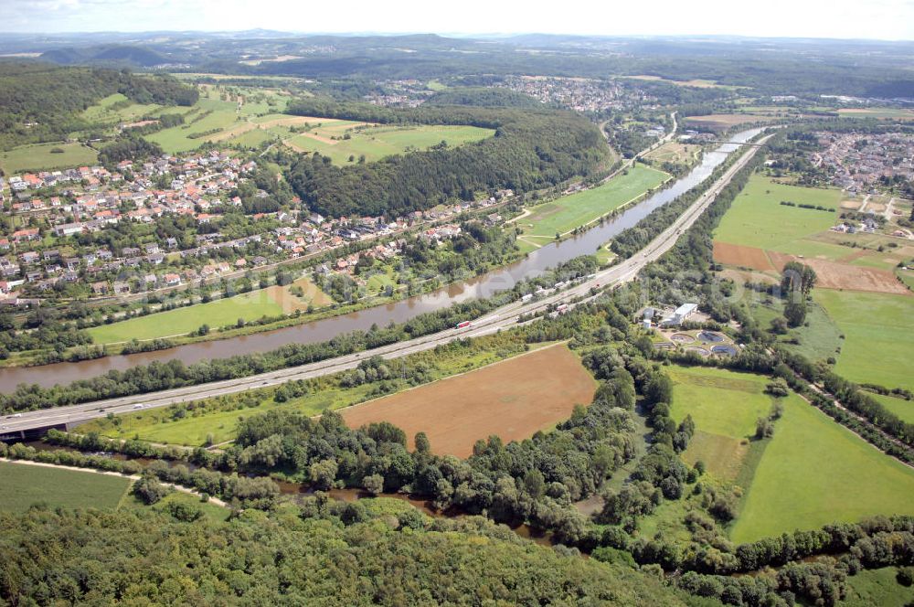 Aerial photograph Saarfels - Blick aus Richtung Westen auf den Verlauf der Saar mit der Mündung der Niet und dem Altarm der Nietmündung, sowie Stadtansicht von Saarfels.