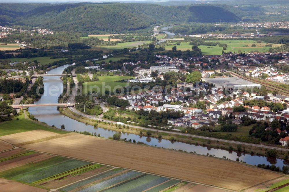 Aerial photograph Saarlouis - Blick aus Südost von der Kapuzineraue / Feld / Landschaft auf die Saar und die über den Fluss führenden Brücken, Peter-Neis-Brücke (v) und Gustav-Heinemann-Brücke (h).