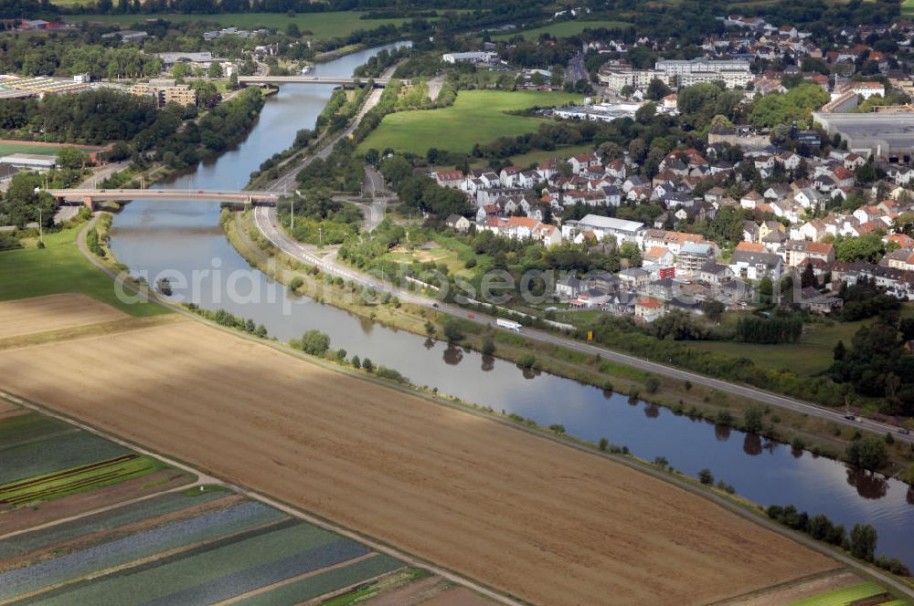 Saarlouis from above - Blick aus Südost von der Kapuzineraue / Feld / Landschaft auf die Saar und die über den Fluss führenden Brücken, Peter-Neis-Brücke (v) und Gustav-Heinemann-Brücke (h).