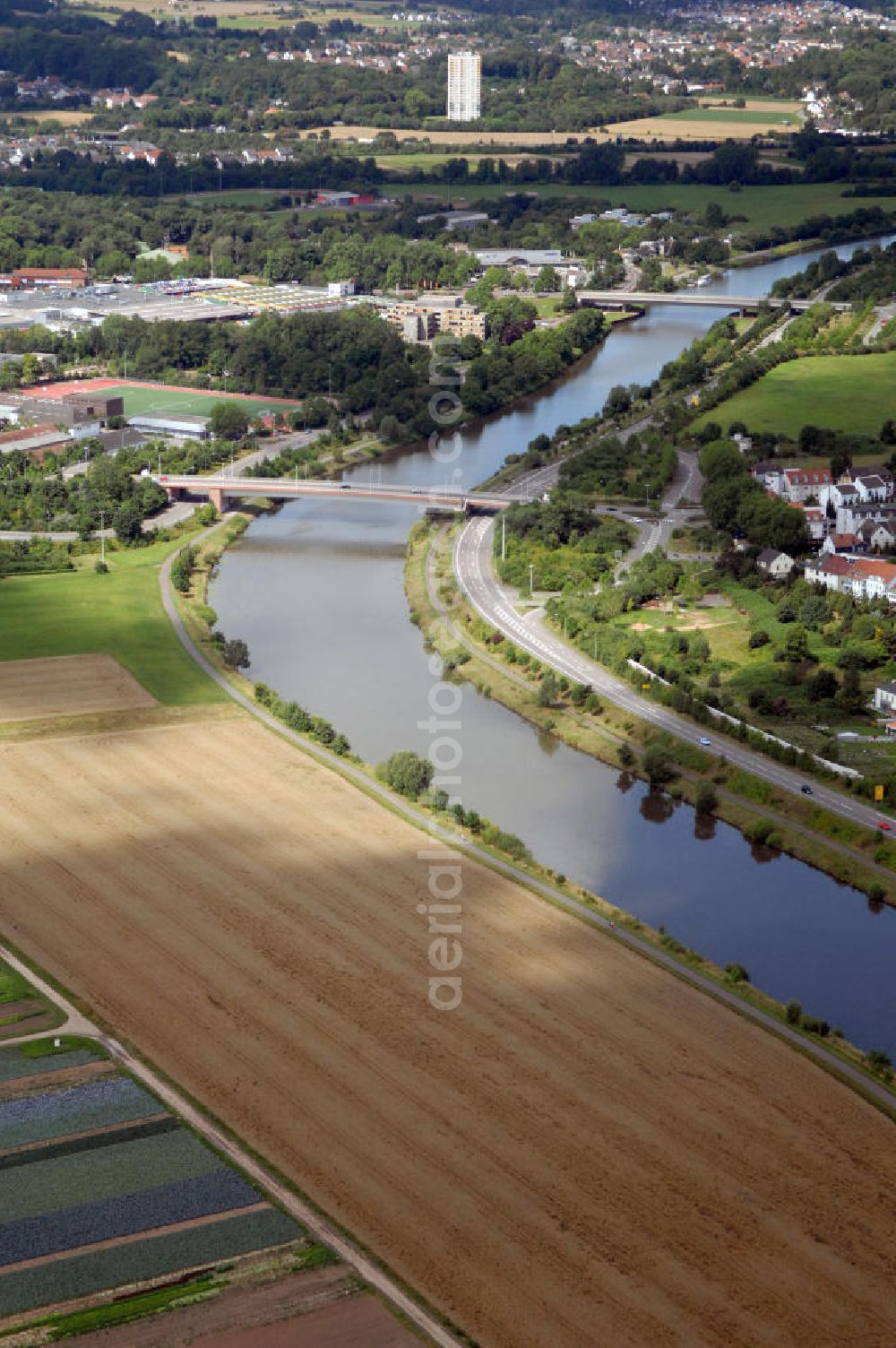 Saarlouis from the bird's eye view: Blick aus Südost von der Kapuzineraue / Feld / Landschaft auf die Saar und die über den Fluss führenden Brücken, Peter-Neis-Brücke (v) und Gustav-Heinemann-Brücke (h).