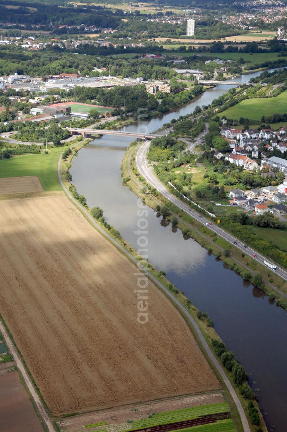 Aerial image Saarlouis - Blick aus Südost von der Kapuzineraue / Feld / Landschaft auf die Saar und die über den Fluss führenden Brücken, Peter-Neis-Brücke (v) und Gustav-Heinemann-Brücke (h).