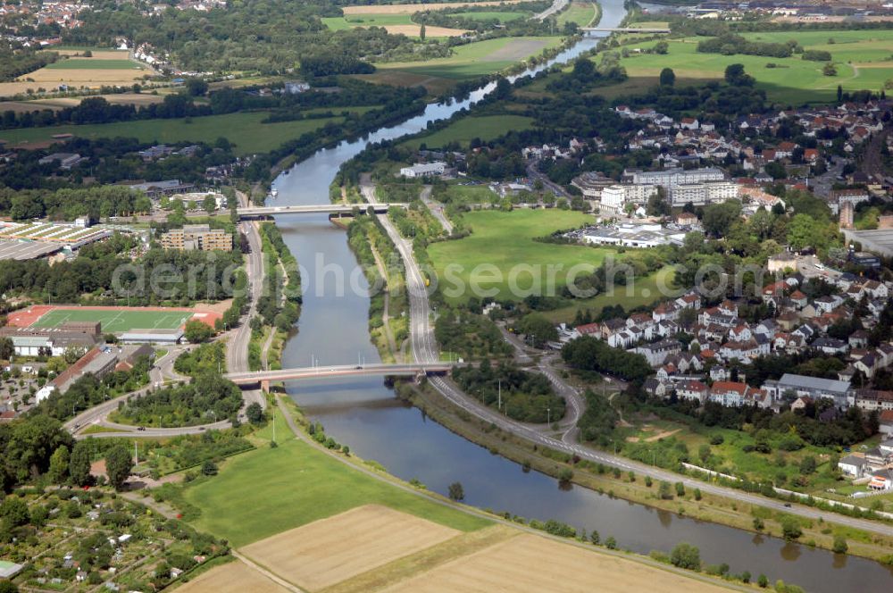 Aerial photograph Saarlouis - Blick aus Südost von der Kapuzineraue / Feld / Landschaft auf die Saar und die über den Fluss führenden Brücken, Peter-Neis-Brücke (v) und Gustav-Heinemann-Brücke (h).