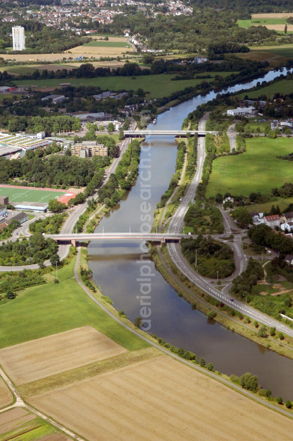 Saarlouis from above - Blick aus Südost von der Kapuzineraue / Feld / Landschaft auf die Saar und die über den Fluss führenden Brücken, Peter-Neis-Brücke (v) und Gustav-Heinemann-Brücke (h).