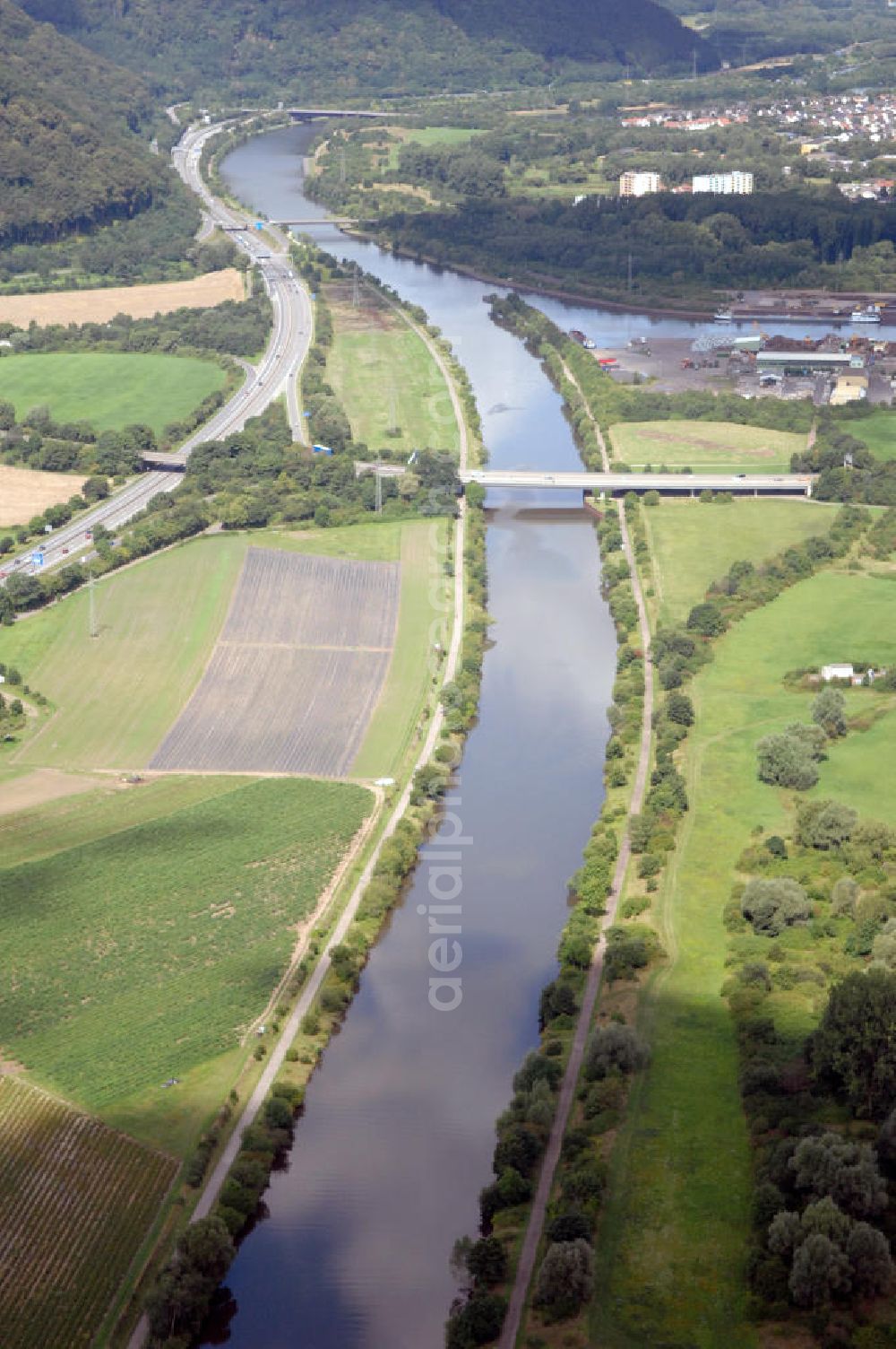 Aerial image Saarlouis - Blick aus Südosten auf das Autobahndreieck Saarlouis der Autobahn 8 mit Autobahnbrücke über die Saar und Mündung in den Hafen Dillingen.