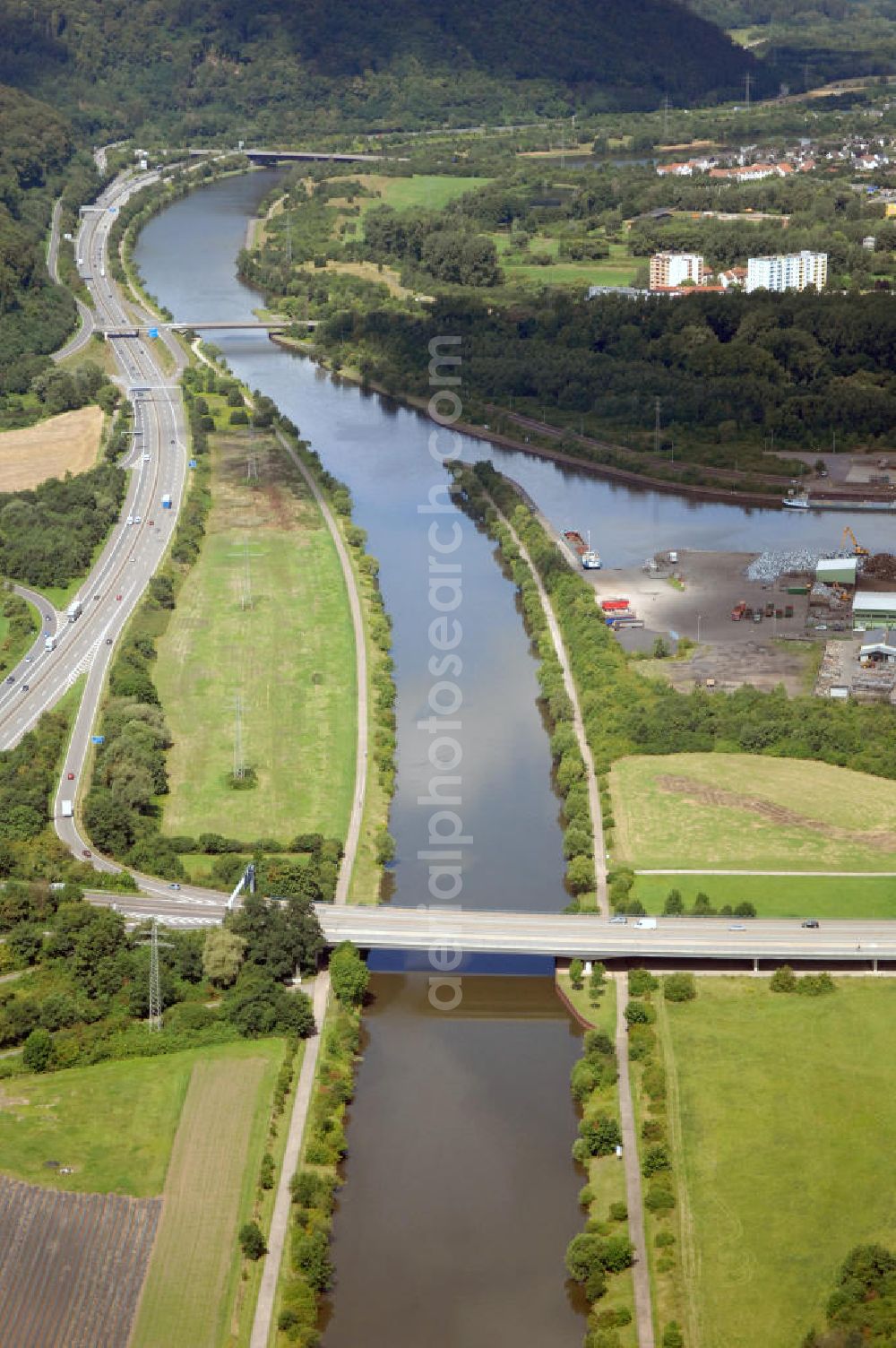 Aerial photograph Saarlouis - Blick aus Südosten auf das Autobahndreieck Saarlouis der Autobahn 8 mit Autobahnbrücke über die Saar und Mündung in den Hafen Dillingen.