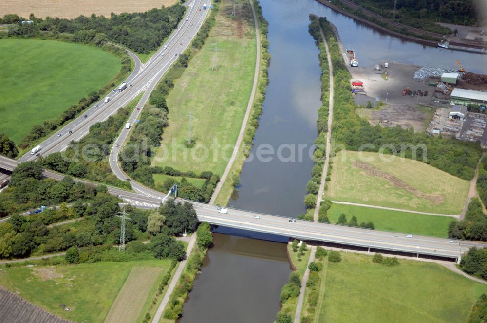 Saarlouis from above - Blick aus Südosten auf das Autobahndreieck Saarlouis der Autobahn 8 mit Autobahnbrücke über die Saar und Mündung in den Hafen Dillingen.