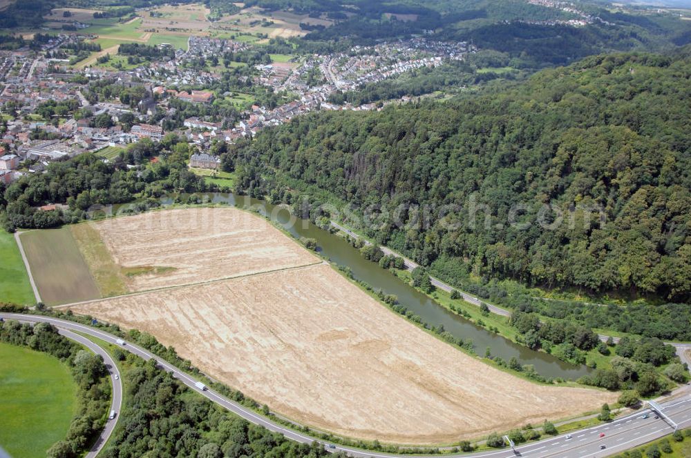 Wallerfangen from the bird's eye view: Blick aus Nordost auf einen Altarm der Saar mit einer landwirtschaftlichen Nutzfläche / Feld / Landschaft.