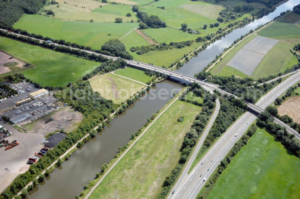 Aerial image Wallerfangen - Blick aus auf den Verlauf der Saar mit Brücke am Autobahndreieck Saarlouis der Autobahn 8.