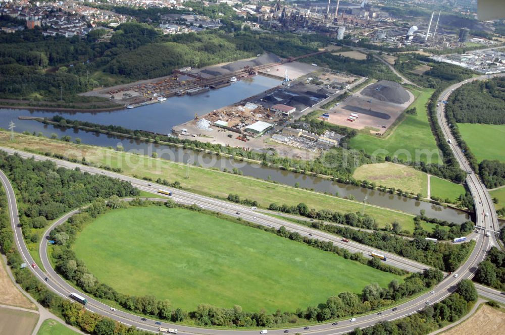 Aerial photograph Wallerfangen - Blick aus Südwest auf den Verlauf der Saar mit Brücke am Autobahndreieck Saarlouis der Autobahn 8, sowie der Mündung zum Hafen Dillingen.