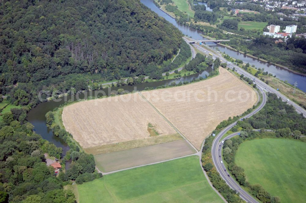 Wallerfangen from above - Blick aus Südost auf den Verlauf der Saar mit einen Altarm der Saar, sowie einer landwirtschaftlichen Nutzfläche / Feld / Landschaft.