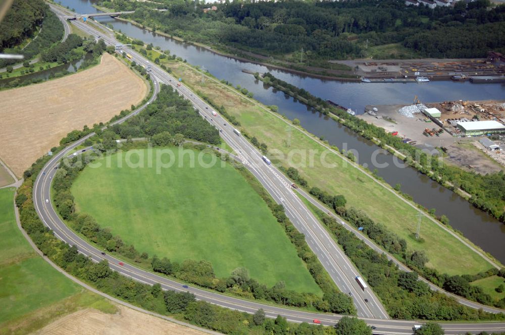 Wallerfangen from the bird's eye view: Blick aus Südost auf den Verlauf der Saar mit Brücke am Autobahndreieck Saarlouis der Autobahn 8, sowie der Mündung zum Hafen Dillingen.