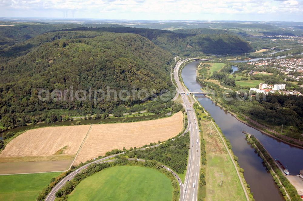 Aerial image Wallerfangen - Blick aus Südost auf den Verlauf der Saar mit einen Altarm der Saar, einer landwirtschaftlichen Nutzfläche / Feld / Landschaft und der Mündung zum Hafen Dillingen.