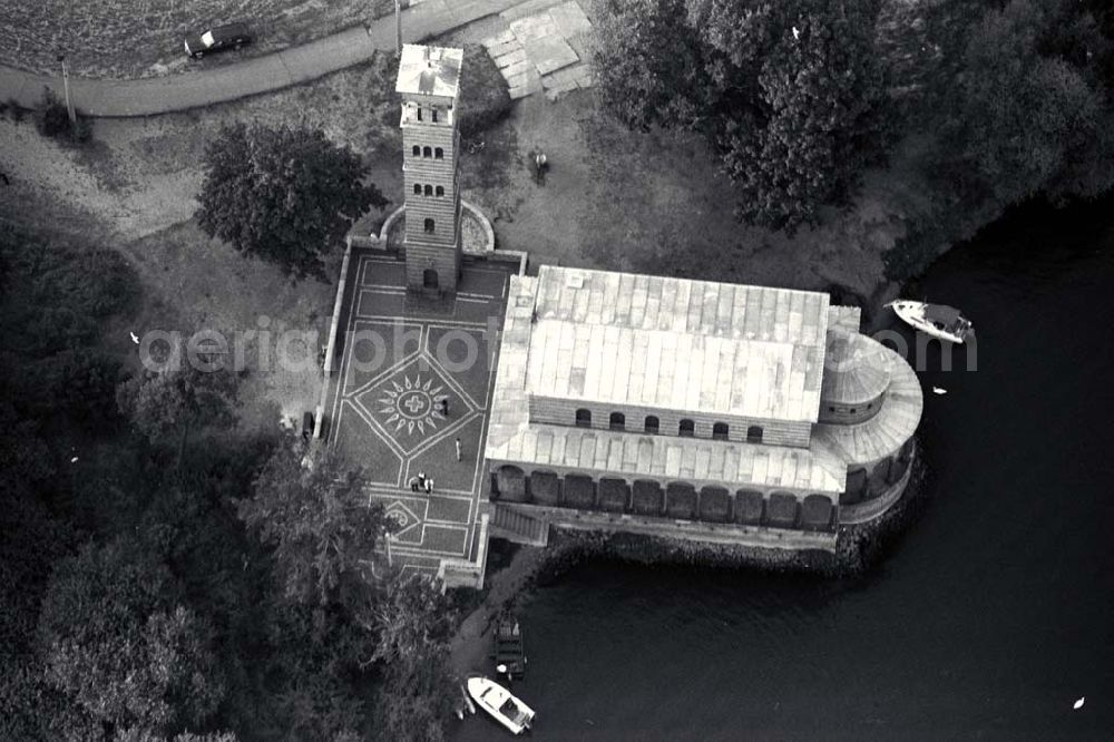 Aerial photograph Potsdam-Sacrow - Sacrower Heilandskirche im ehem. Grenzstreifen zwischen Potsdam und Berlin.