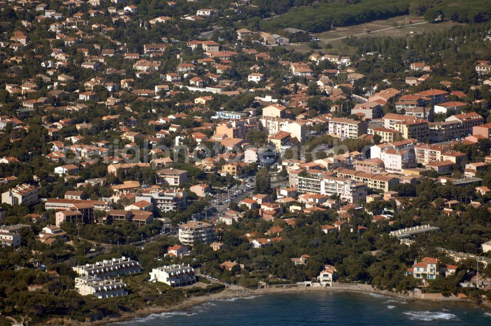 Saint-Aygulf from the bird's eye view: Blick auf Saint-Aygulf an der Cote d' Azur in Frankreich. Dazwischen verläuft die Küstenstrasse Corniche d' Azur.