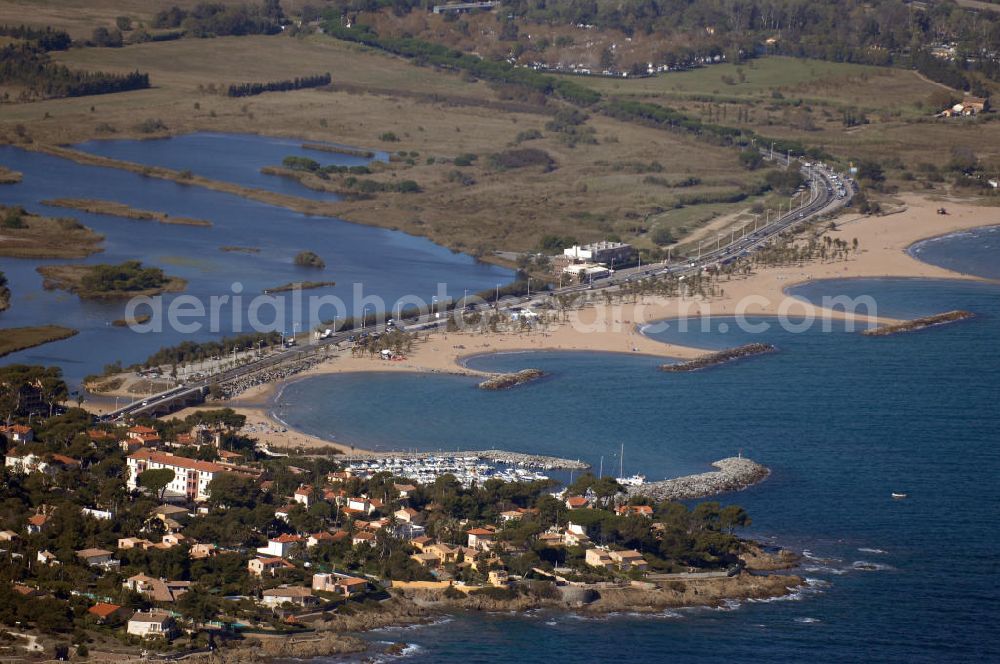 Aerial image Saint-Aygulf - Blick auf künstliche Strandaufschüttungen am Küstenbereich von Saint-Aygulf an der Cote d' Azur in Frankreich. Darauf verläuft die Küstenstrasse Corniche d' Or.