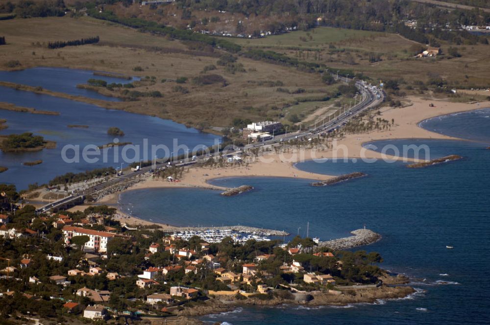 Aerial photograph Saint-Aygulf - Blick auf künstliche Strandaufschüttungen am Küstenbereich von Saint-Aygulf an der Cote d' Azur in Frankreich. Darauf verläuft die Küstenstrasse Corniche d' Or.