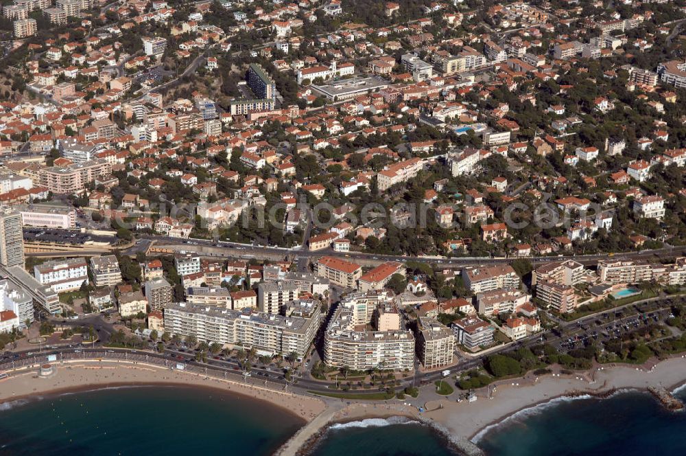 Aerial photograph Saint-Raphael - Blick auf Saint-Raphael an der Cote d' Azur in Frankreich. Saint-Raphael verfügt über eine malerische Altstadt und über einen 36 km langen Küstenstreifen.