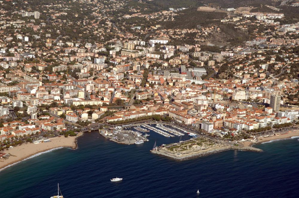 Aerial photograph Saint-Raphael - Blick auf Saint-Raphael und den kleinen Hafen an der Cote d' Azur in Frankreich.