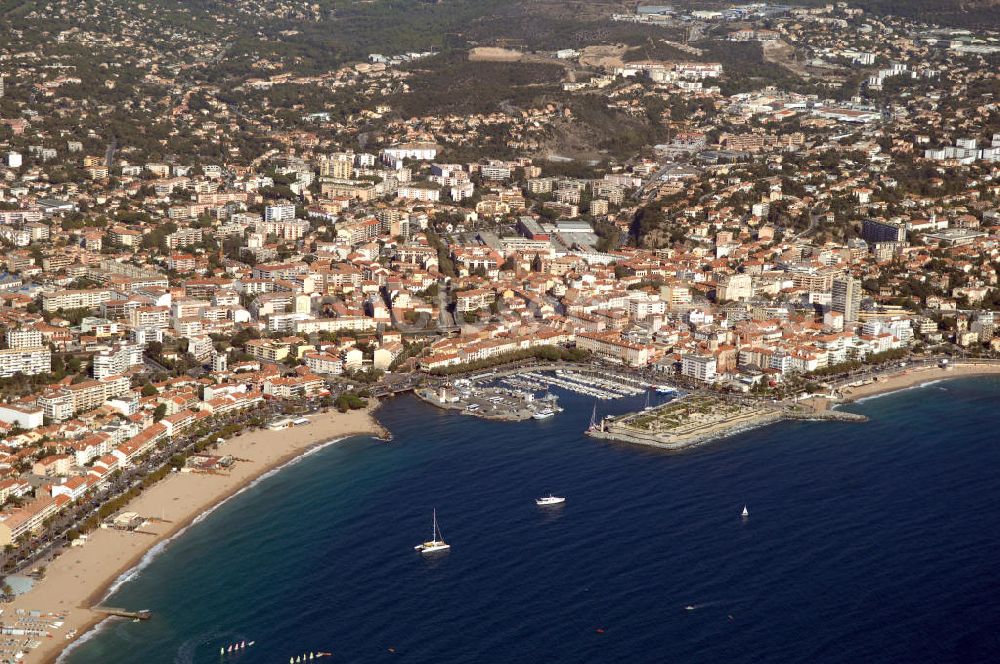 Saint-Raphael from above - Blick auf Saint-Raphael und den kleinen Hafen an der Cote d' Azur in Frankreich.