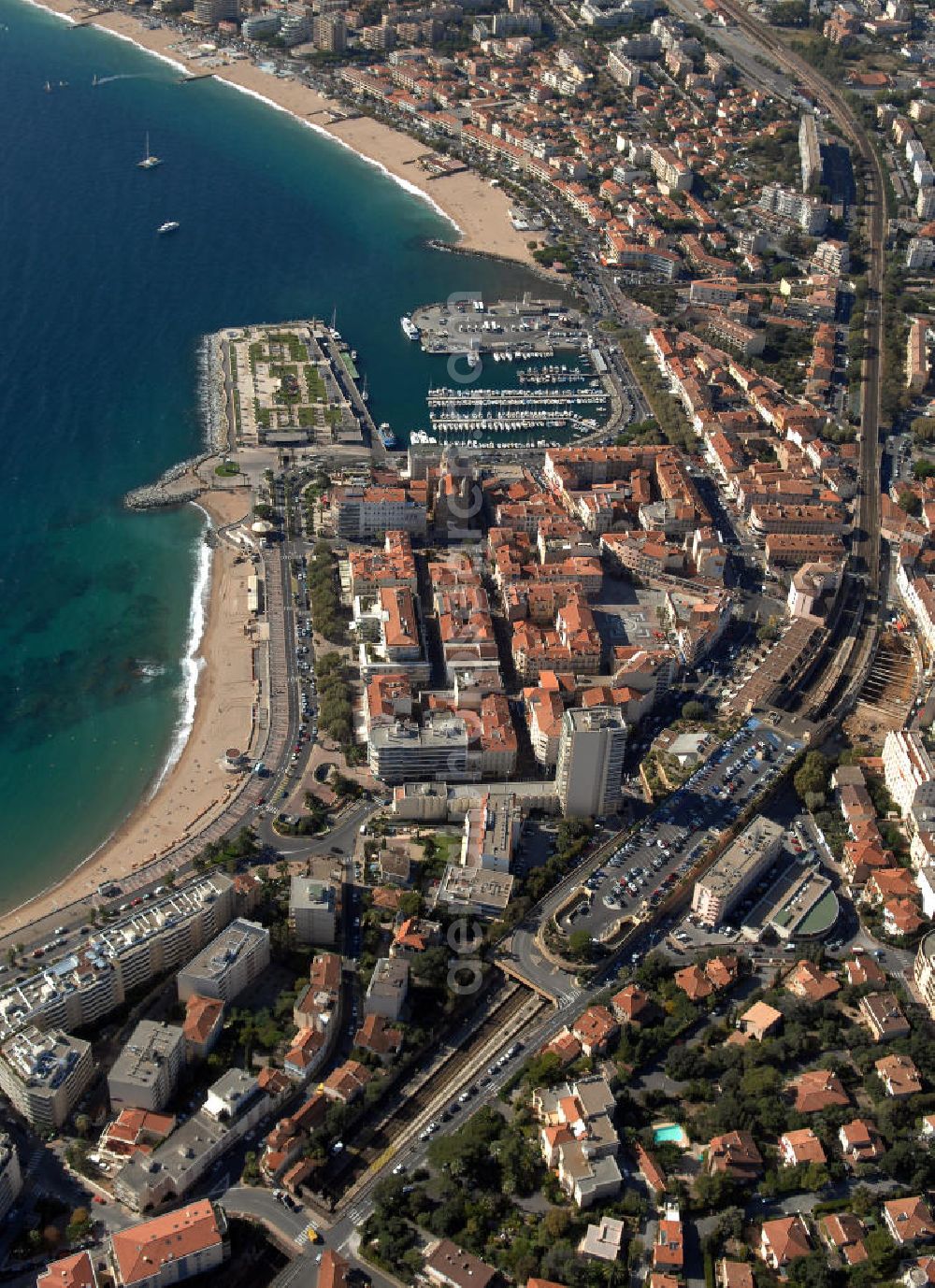 Saint-Raphael from the bird's eye view: Blick auf Saint-Raphael und den kleinen Hafen an der Cote d' Azur in Frankreich.