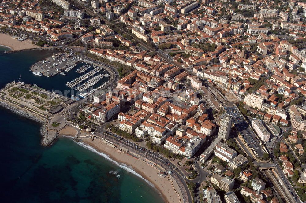 Aerial image Saint-Raphael - Blick auf Saint-Raphael und den kleinen Hafen an der Cote d' Azur in Frankreich.