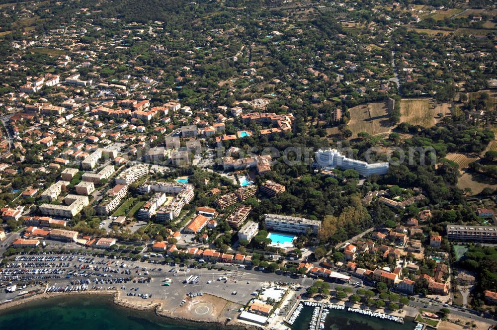 Aerial photograph Saint-Tropez - Blick auf Saint-Tropez an der Cote d' Azur in Frankreich. Saint-Tropez zählt zu den berühmtesten Orten der gesamten Cote d' Azur. Im Hafen der Stadt präsentieren die Wohlhabenden aus aller Welt ihre Yachten. Saint-Tropez ist ein Anziehungspunkt für Touristen mit Hotels, Restaurants und Souvenirläden.