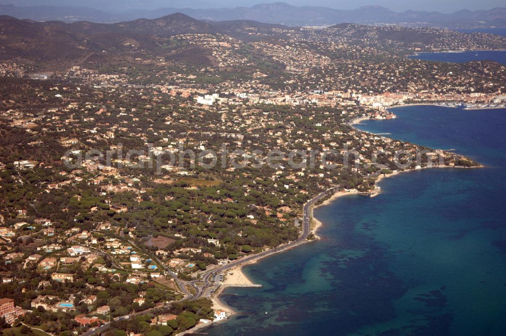 Sainte-Maxime from above - Blick auf Sainte-Maxime an der Cote d' Azur in Frankreich. Die bewaldeten Hügel des Massif des Maures schützen den Ort vor dem Mistral (Wind).