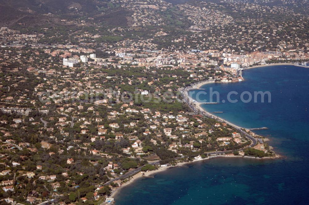 Sainte-Maxime from above - Blick auf Sainte-Maxime an der Cote d' Azur in Frankreich. Die bewaldeten Hügel des Massif des Maures schützen den Ort vor dem Mistral (Wind).