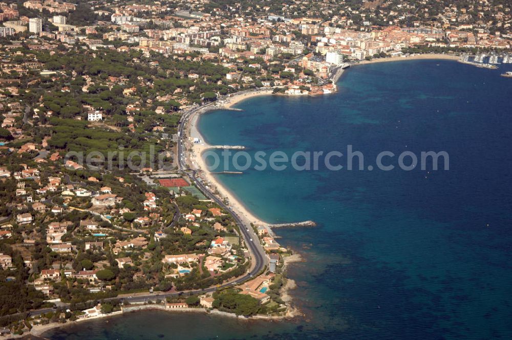 Sainte-Maxime from the bird's eye view: Blick auf Sainte-Maxime und den Hafen an der Cote d' Azur in Frankreich. Die bewaldeten Hügel des Massif des Maures schützen den Ort vor dem Mistral (Wind).