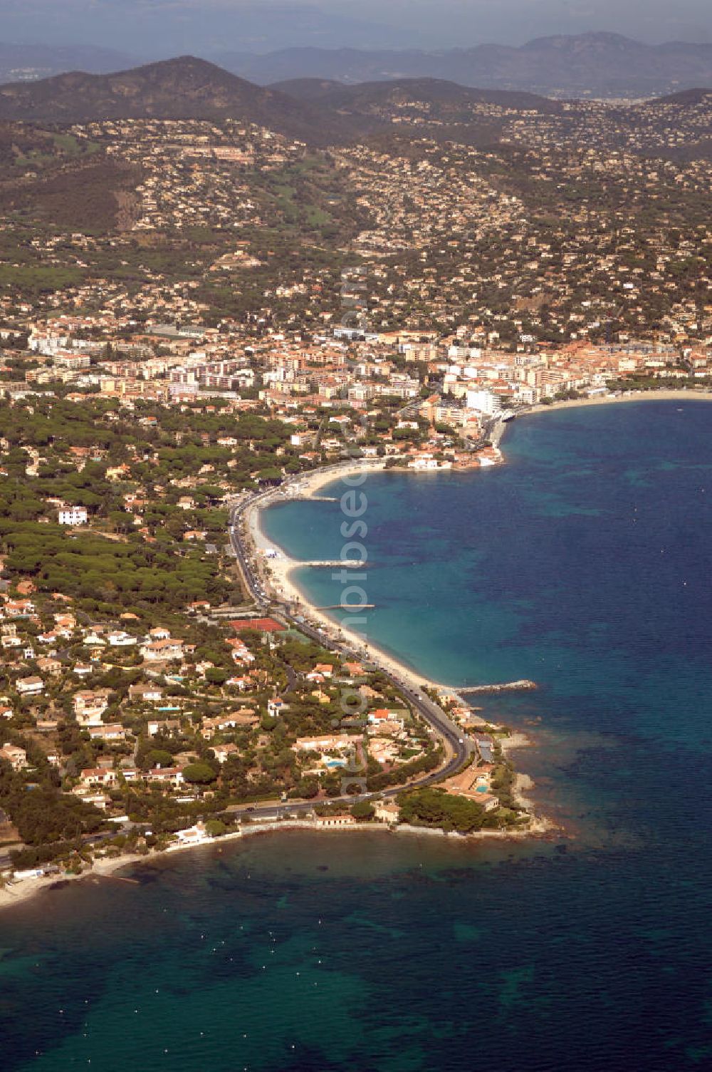 Aerial image Sainte-Maxime - Blick auf Sainte-Maxime und den Hafen an der Cote d' Azur in Frankreich. Die bewaldeten Hügel des Massif des Maures schützen den Ort vor dem Mistral (Wind).