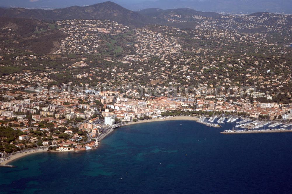 Aerial photograph Sainte-Maxime - Blick auf Sainte-Maxime und den Hafen an der Cote d' Azur in Frankreich. Die bewaldeten Hügel des Massif des Maures schützen den Ort vor dem Mistral (Wind).