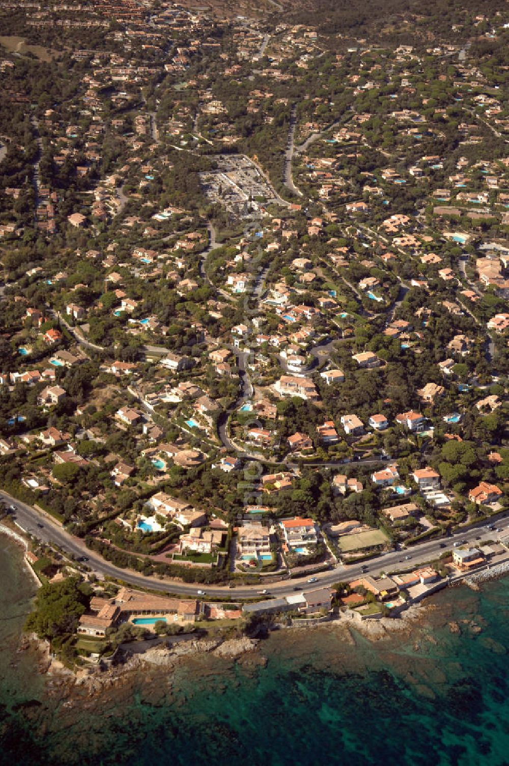 Sainte-Maxime from above - Blick auf Sainte-Maxime an der Cote d' Azur in Frankreich. Die bewaldeten Hügel des Massif des Maures schützen den Ort vor dem Mistral (Wind).