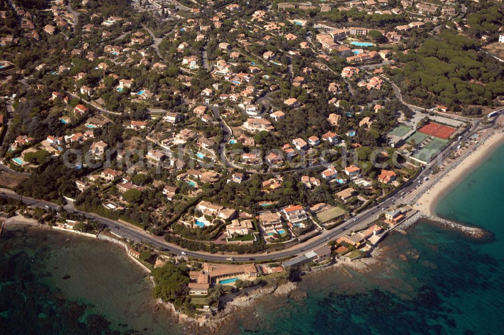 Sainte-Maxime from the bird's eye view: Blick auf Sainte-Maxime an der Cote d' Azur in Frankreich. Die bewaldeten Hügel des Massif des Maures schützen den Ort vor dem Mistral (Wind).