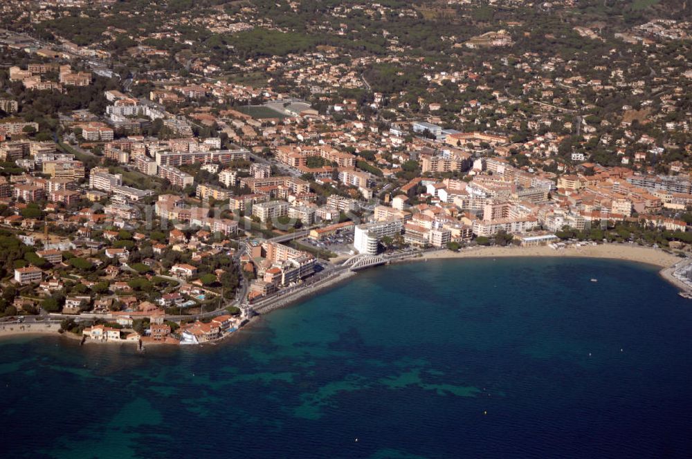 Aerial image Sainte-Maxime - Blick auf Sainte-Maxime an der Cote d' Azur in Frankreich. Die bewaldeten Hügel des Massif des Maures schützen den Ort vor dem Mistral (Wind).