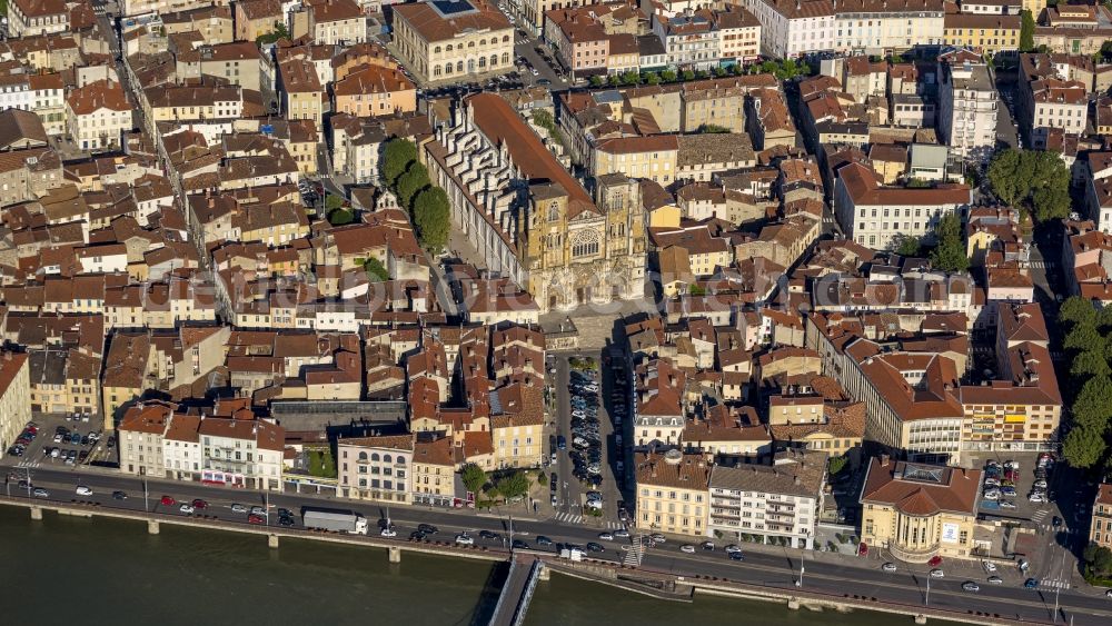 Aerial photograph Vienne - Religious building - church building in the Cathedral St-Maurice in the city center in Vienne in France