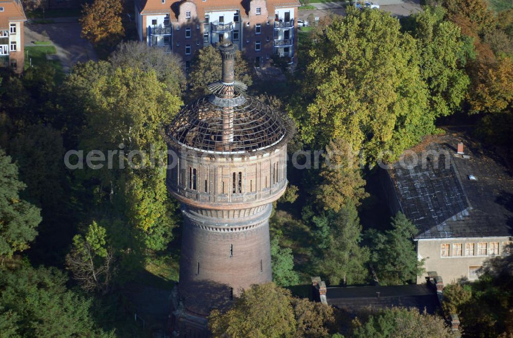 Magdeburg from the bird's eye view: Der Salbker Wasserturm ist ein ehemaliger Wasserturm und eines der Wahrzeichen des Magdeburger Stadtteils Salbke. Er wurde in den Jahren 1893 und 1894 im Auftrag der Königlichen Eisenbahndirektion Berlin erbaut. Adresse: Salbker Wasserturm, Alt Salbke, 39122 Magdeburg