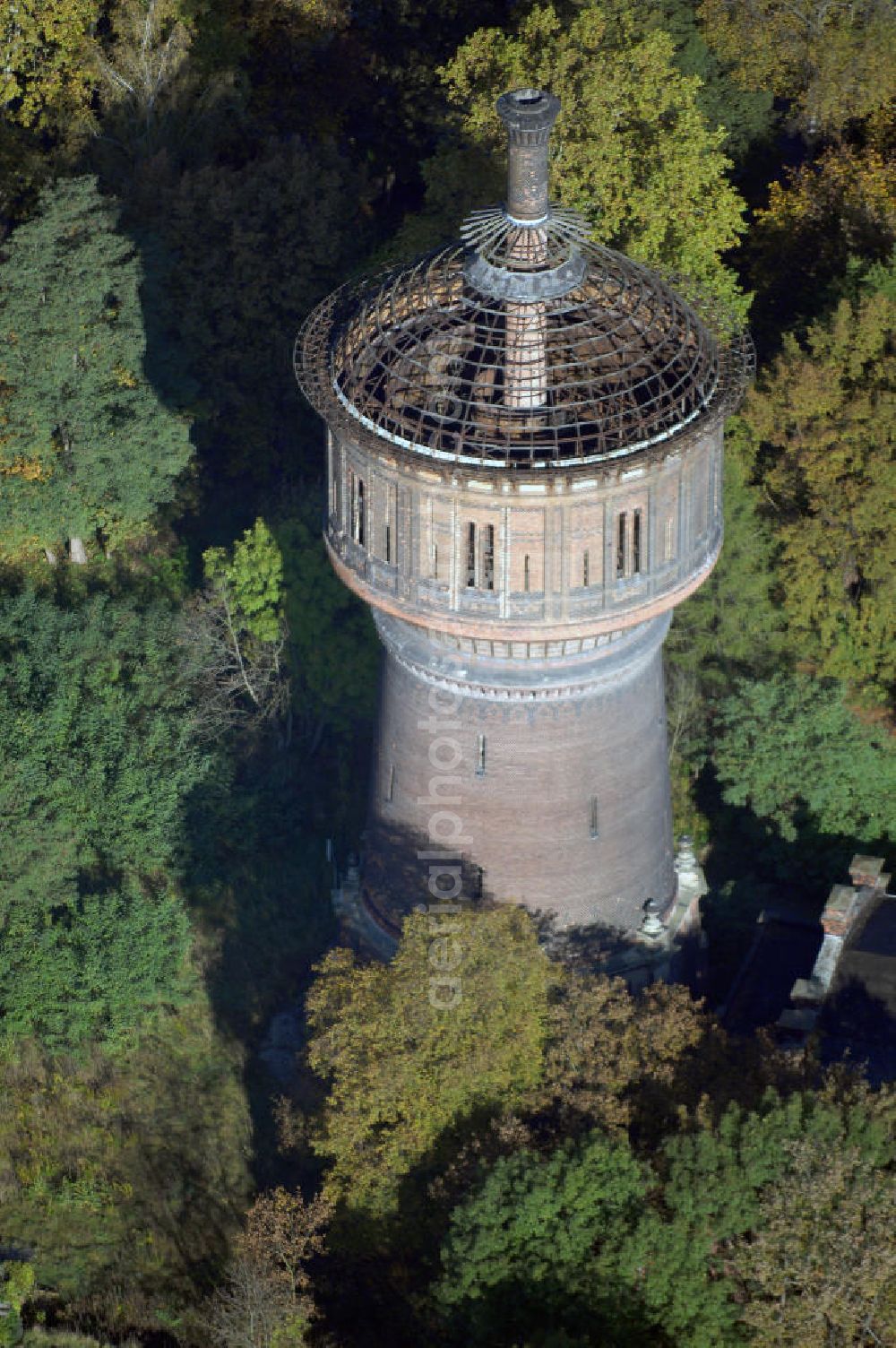 Aerial photograph Magdeburg - Der Salbker Wasserturm ist ein ehemaliger Wasserturm und eines der Wahrzeichen des Magdeburger Stadtteils Salbke. Er wurde in den Jahren 1893 und 1894 im Auftrag der Königlichen Eisenbahndirektion Berlin erbaut. Adresse: Salbker Wasserturm, Alt Salbke, 39122 Magdeburg