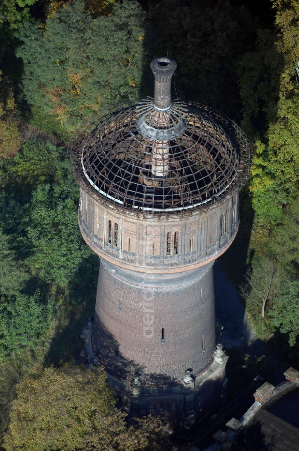 Magdeburg from above - Der Salbker Wasserturm ist ein ehemaliger Wasserturm und eines der Wahrzeichen des Magdeburger Stadtteils Salbke. Er wurde in den Jahren 1893 und 1894 im Auftrag der Königlichen Eisenbahndirektion Berlin erbaut. Adresse: Salbker Wasserturm, Alt Salbke, 39122 Magdeburg