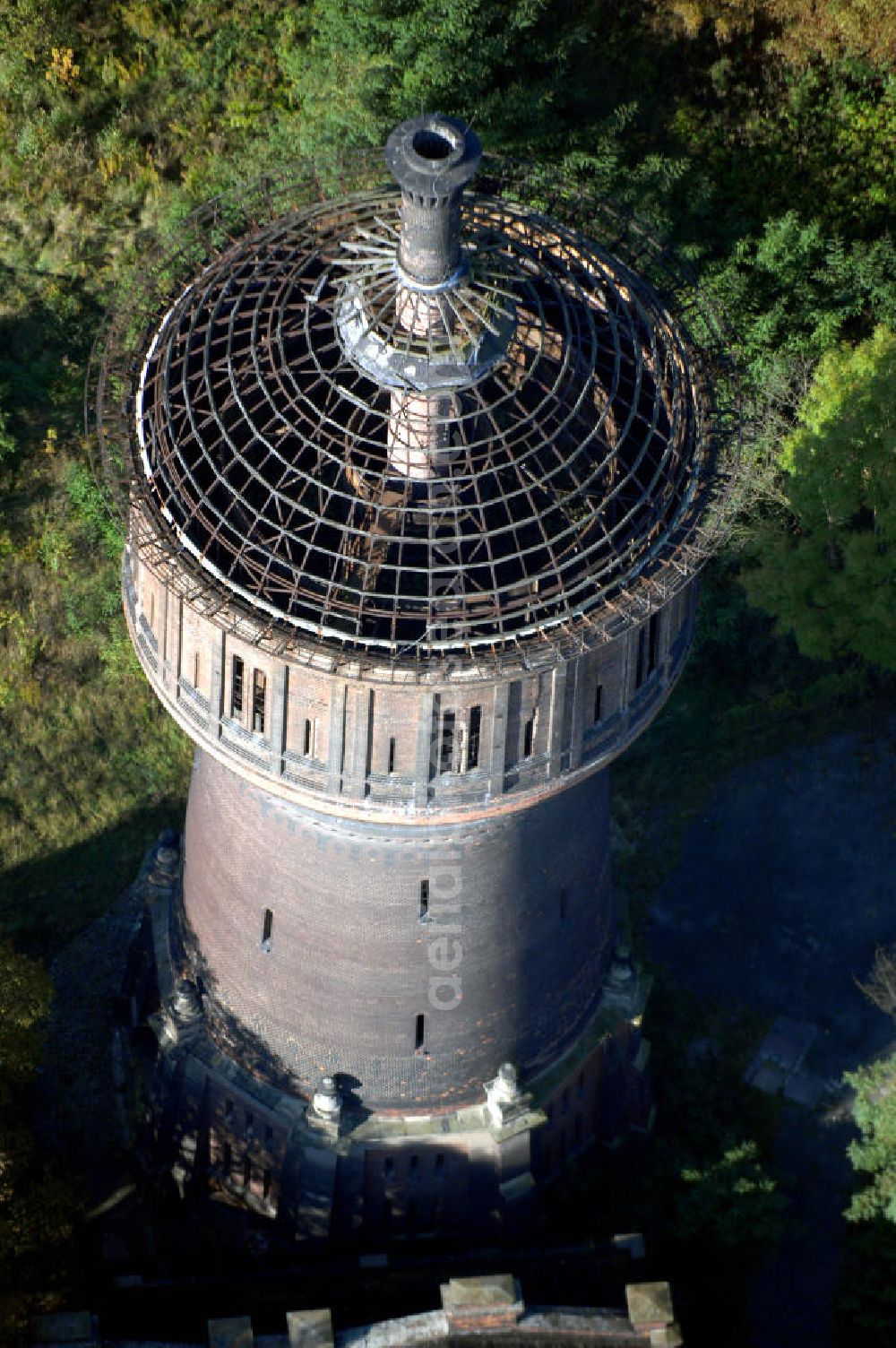 Magdeburg from the bird's eye view: Der Salbker Wasserturm ist ein ehemaliger Wasserturm und eines der Wahrzeichen des Magdeburger Stadtteils Salbke. Er wurde in den Jahren 1893 und 1894 im Auftrag der Königlichen Eisenbahndirektion Berlin erbaut. Adresse: Salbker Wasserturm, Alt Salbke, 39122 Magdeburg