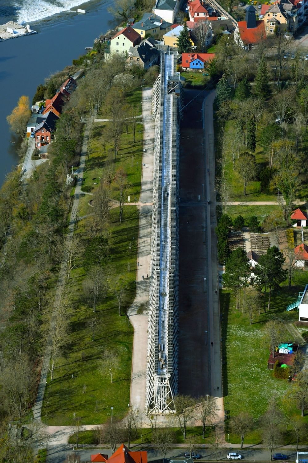 Aerial photograph Bad Kösen - Salt flats - building of a former graduation house for salt extraction on Park on Gradierwerk in Bad Koesen in the state Saxony-Anhalt, Germany