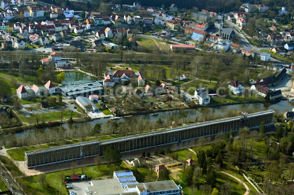 Bad Kösen from the bird's eye view: Salt flats - building of a former graduation house for salt extraction on Park on Gradierwerk in Bad Koesen in the state Saxony-Anhalt, Germany