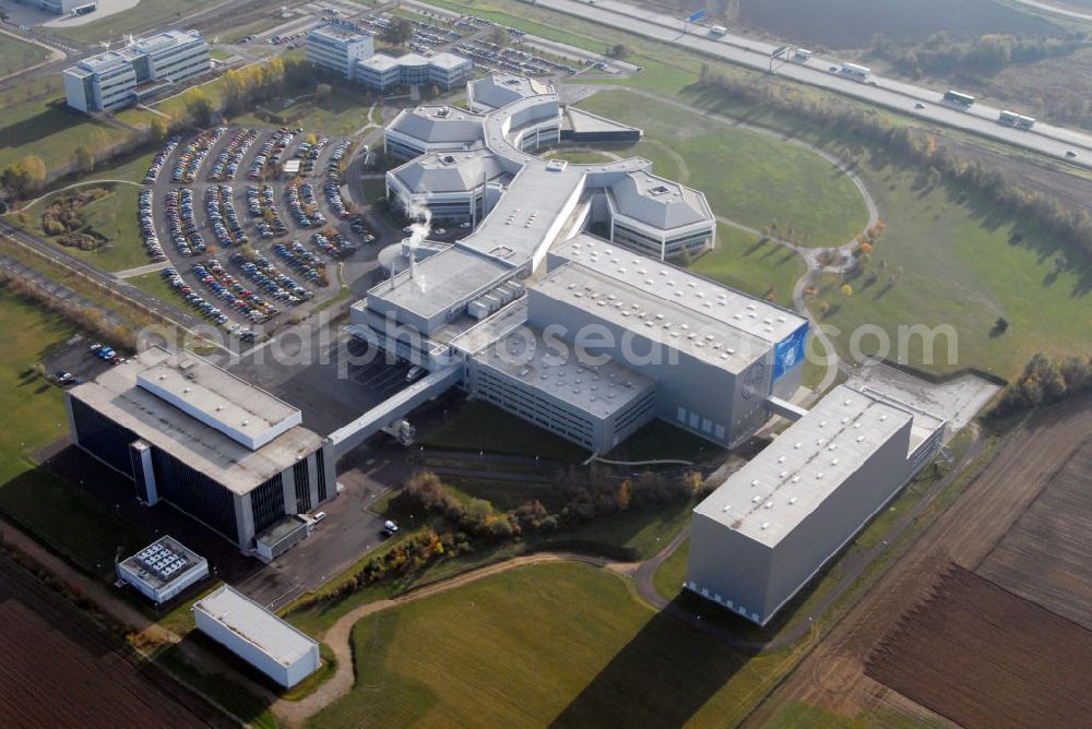 Barleben from above - Blick auf das Areal der Salutas Pharma GmbH in Barleben. Salutas entwickelt, fertigt, lagert und versendet hochwertige Pharmazeutika in einem der modernsten Pharmaproduktions- und Logistikzentren Europas. Das 1995 nach Investitionen von umgerechnet rund 170 Millionen Euro in Vollbetrieb genommene Werk ist mit derzeit 1.400 Mitarbeiter(innen) und Arbeitgebern ein bedeutender Wirtschaftsfaktor für das Land Sachsen-Anhalt. Kontakt: SALUTAS Pharma GmbH, Otto-von-Guericke Allee 1, 39179 Barleben, Tel.: 039203 / 71 - 0,