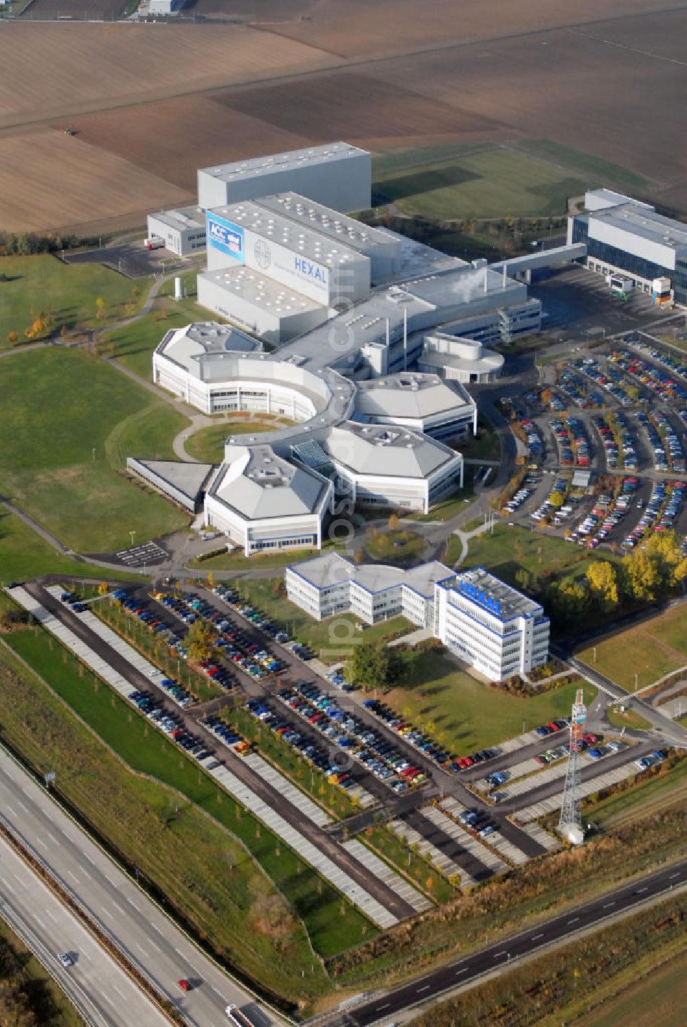 Barleben from the bird's eye view: Blick auf das Areal der Salutas Pharma GmbH in Barleben. Salutas entwickelt, fertigt, lagert und versendet hochwertige Pharmazeutika in einem der modernsten Pharmaproduktions- und Logistikzentren Europas. Das 1995 nach Investitionen von umgerechnet rund 170 Millionen Euro in Vollbetrieb genommene Werk ist mit derzeit 1.400 Mitarbeiter(innen) und Arbeitgebern ein bedeutender Wirtschaftsfaktor für das Land Sachsen-Anhalt. Kontakt: SALUTAS Pharma GmbH, Otto-von-Guericke Allee 1, 39179 Barleben, Tel.: 039203 / 71 - 0,