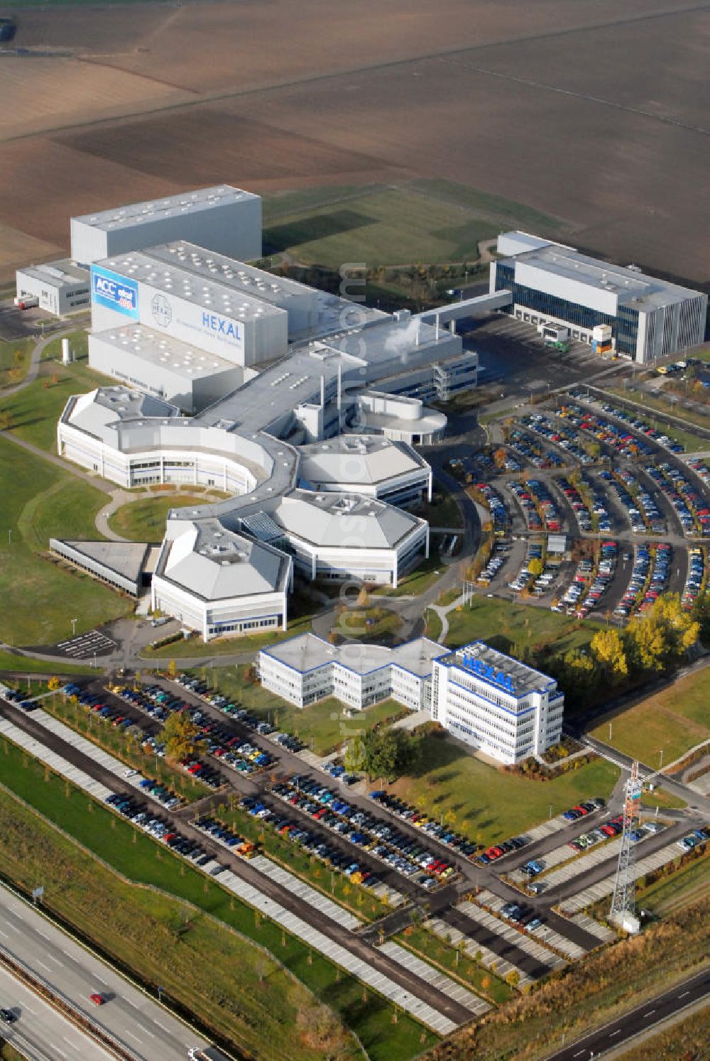 Aerial image Barleben - Blick auf das Areal der Salutas Pharma GmbH in Barleben. Salutas entwickelt, fertigt, lagert und versendet hochwertige Pharmazeutika in einem der modernsten Pharmaproduktions- und Logistikzentren Europas. Das 1995 nach Investitionen von umgerechnet rund 170 Millionen Euro in Vollbetrieb genommene Werk ist mit derzeit 1.400 Mitarbeiter(innen) und Arbeitgebern ein bedeutender Wirtschaftsfaktor für das Land Sachsen-Anhalt. Kontakt: SALUTAS Pharma GmbH, Otto-von-Guericke Allee 1, 39179 Barleben, Tel.: 039203 / 71 - 0,