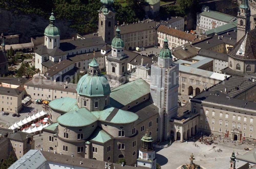 Aerial photograph Salzburg - Der Salzburger Dom in der Altstadt ist die Domkirche des Erzbistum Salzburg. Direkt vor dem Barockbau ist auf der rechten Seite des Bildes der Residenzplatz zu sehen. Salzburg 2007/07/14 The Salzburg Cathedral is a 17th century baroque cathedral in the city of Salzburg, dedicated to Saint Rupert of Salzburg. On the right is the Residenzplatz Square.