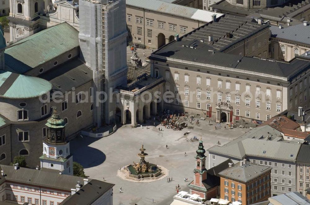 Salzburg from above - Der Residenzplatz liegt als repräsentativer Platz im Zentrum der Altstadt Salzburg direkt vor dem Dom (links im Bild). Der Residenzbrunnen ist ein aus Marmor gehauener monumentaler Brunnen. Salzburg 2007/07/14 The Residenzplatz Square lies in front of the Salzburg Cathedral in the centre of the old-town of Salzburg. There stands the Residenzbrunnen, a baroque fountain.