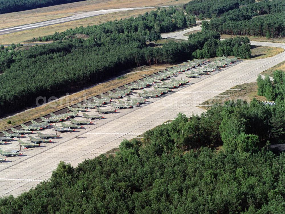 Drewitz from above - Die letzten, bereits verkauften MiG-21 der NVA auf dem Sammelplatz für Militärtechnik auf dem Militärflugplatze Cottbus-Drewitz. The last already sold MiG-21 of the former National People's Army at the assembly area for military technology at the military airfields Cottbus-Drewitz.