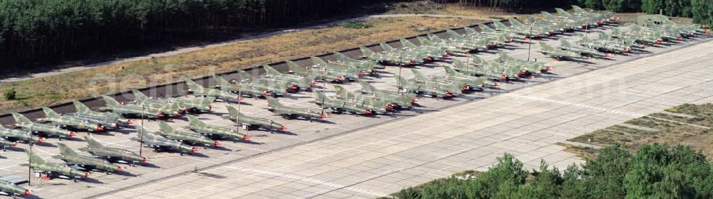 Aerial image Drewitz - Die letzten, bereits verkauften MiG-21 der NVA auf dem Sammelplatz für Militärtechnik auf dem Militärflugplatze Cottbus-Drewitz. The last already sold MiG-21 of the former National People's Army at the assembly area for military technology at the military airfields Cottbus-Drewitz.