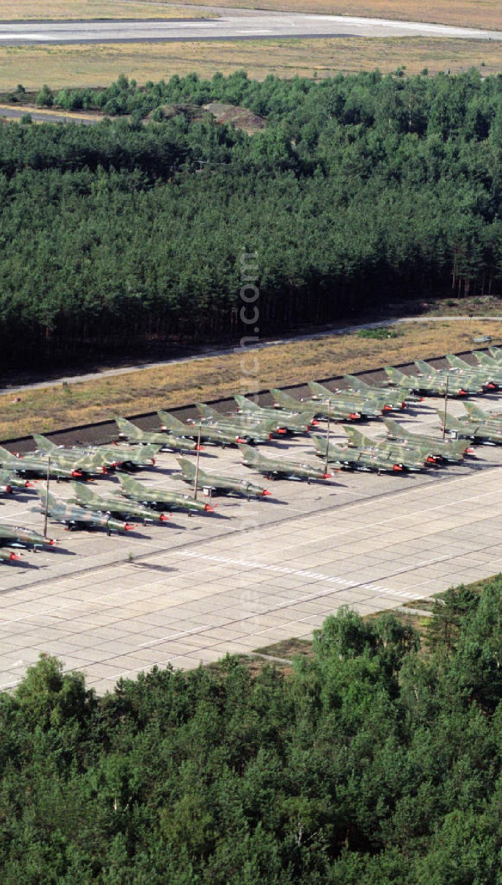 Aerial photograph Drewitz - Die letzten, bereits verkauften MiG-21 der NVA auf dem Sammelplatz für Militärtechnik auf dem Militärflugplatze Cottbus-Drewitz. The last already sold MiG-21 of the former National People's Army at the assembly area for military technology at the military airfields Cottbus-Drewitz.