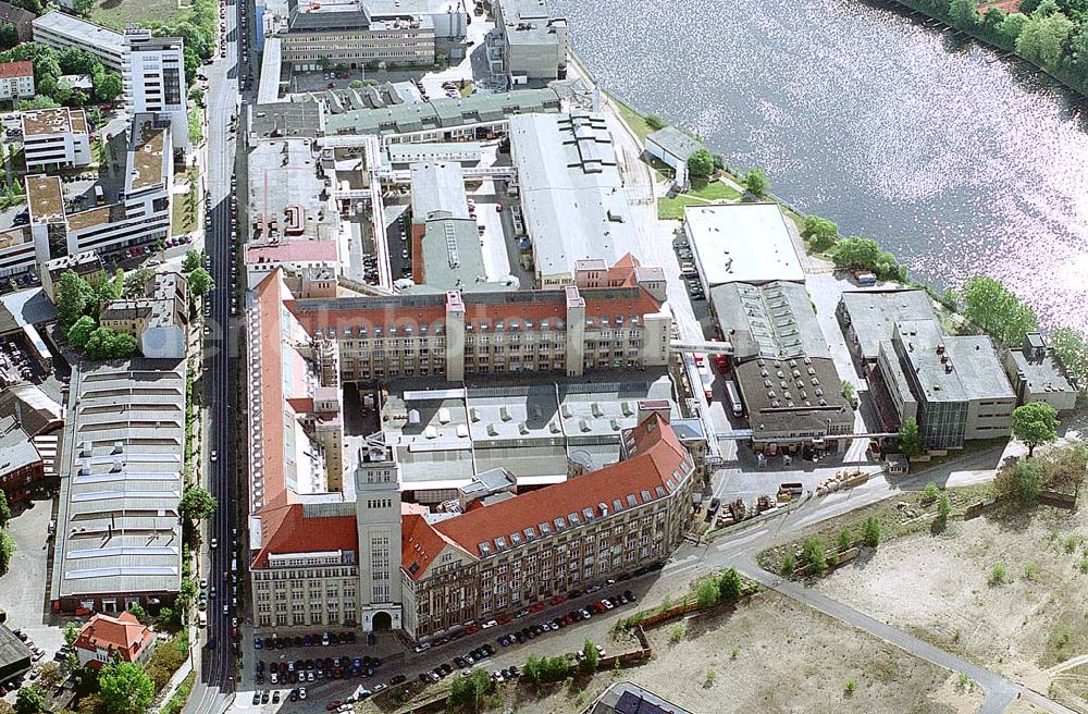 Aerial image Berlin / Köpenick - Samsung-Fernsehtechnikwerk (ehemals Werk für Fernsehelektronik WF) in Niederschöneweide an der Spree. Samsung Elektronische Bauelemente GmbH Ostendstr. 1-14 12459 Berlin Tel.: (030) 53 05-5 Ort: Berlin - Köpenick Datum: 15.05.03